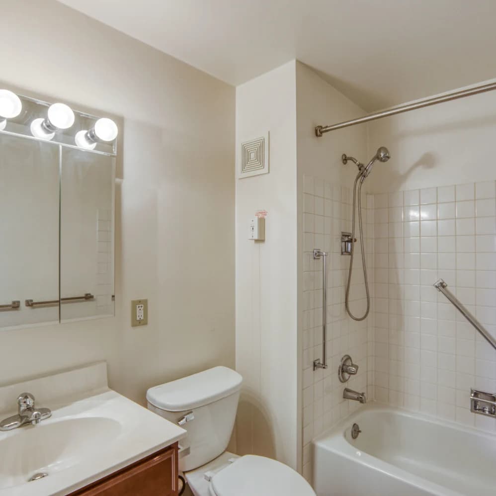 Detroit apartments for rent - image - VillageCenter_901PallisterSt_II-8426212_PHO_33_nh4fe4_u5butg.webp