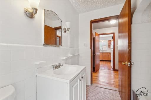 Detroit apartments for rent - Property image - 5076 Chalmers - 2