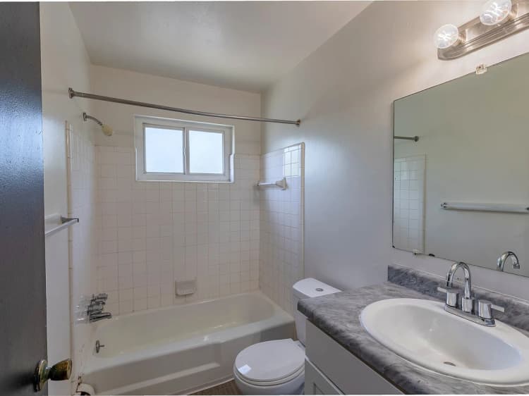 Detroit apartments for rent - image - ramblewood_02_bathroom.jpg