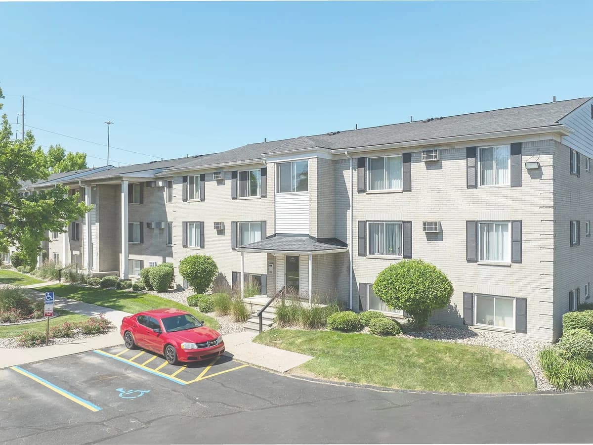 Detroit apartments for rent - image - ramblewood_09_exterior_accessible_parking.jpg