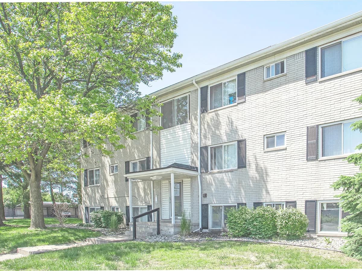 Detroit apartments for rent - image - ramblewood_14_exterior_entrance.jpg