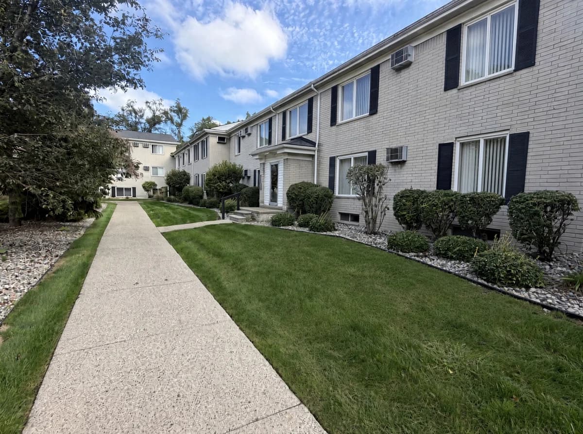 Detroit apartments for rent - Property image - Ramblewood Apartments - 1