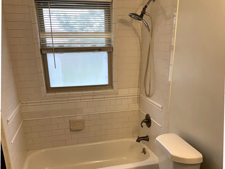 Detroit apartments for rent - image - baxter_11_bath.jpg