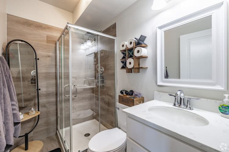 Detroit apartments for rent - image - bethune-lofts-detroit-mi-studio---470sf---bathroom.jpg