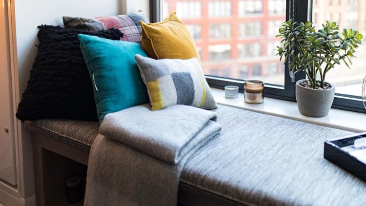 Detroit apartments for rent - image - Bedroom With Expansive Windows