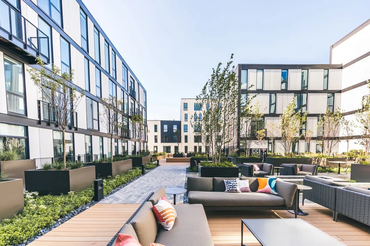 Detroit apartments for rent - image - 440 Alfred Outdoor Courtyard Soft Seating