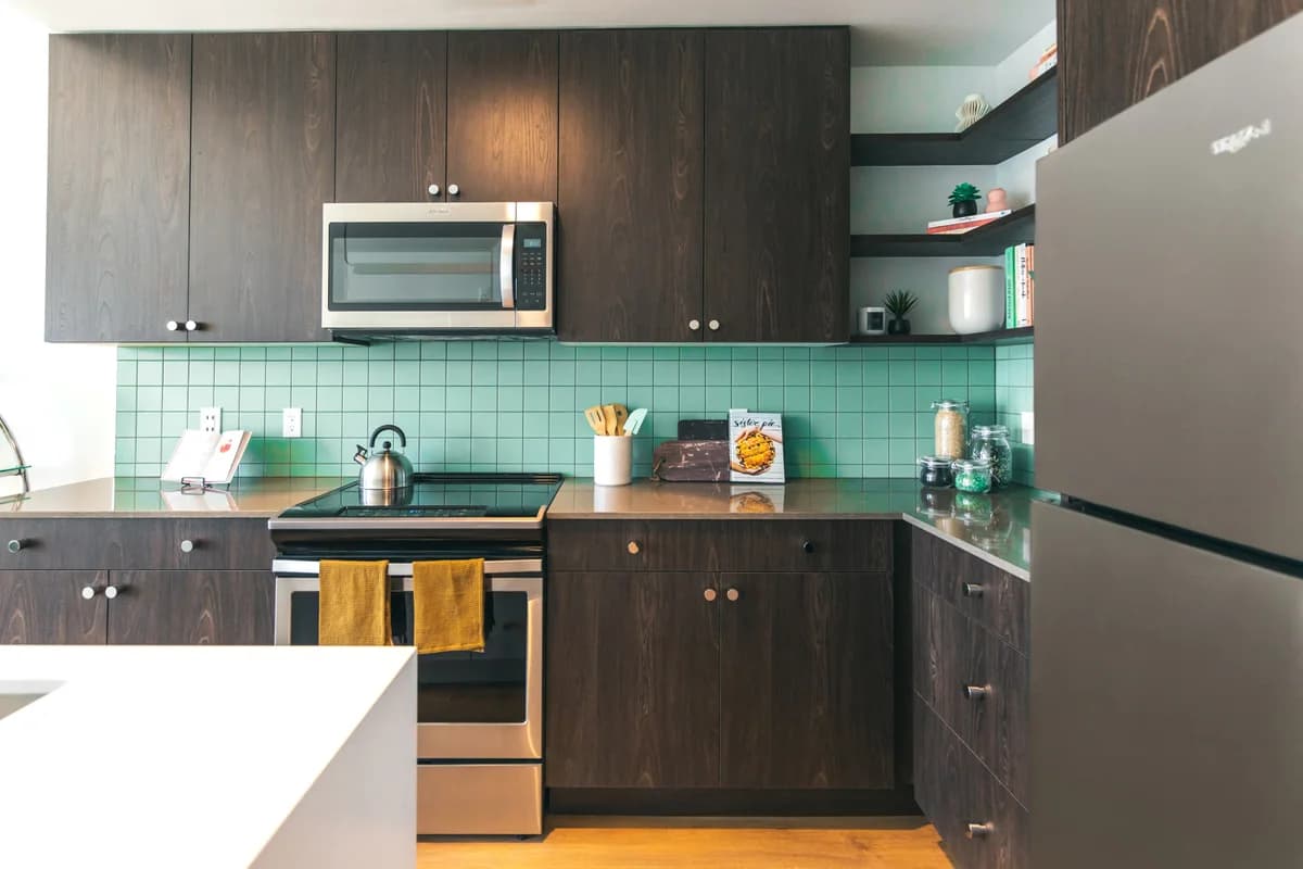 Detroit apartments for rent - image - 265 Alfred Kitchen with Stainless Steel Appliances, Quartz Countertops and Tile Backsplashes
