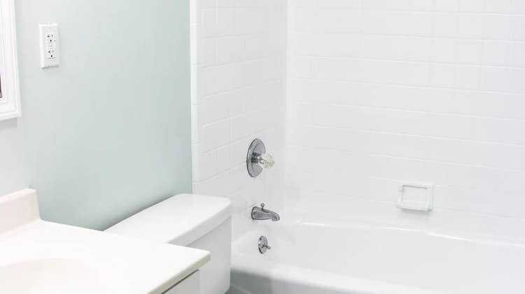 Detroit apartments for rent - image - claridge-bathroom.jpg