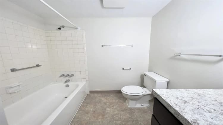 Detroit apartments for rent - image - Harper-Square-Bathroom-2.jpg