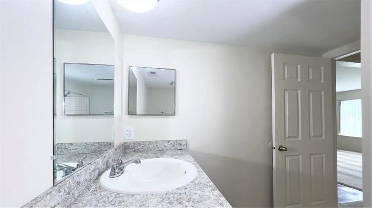 Detroit apartments for rent - image - Harper-Square-Bathroom.jpg