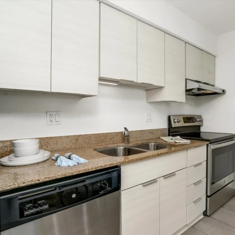 Detroit apartments for rent - image - 29-5777_Southfield_Fwy_Detroit_unit_111_007_hux616.webp