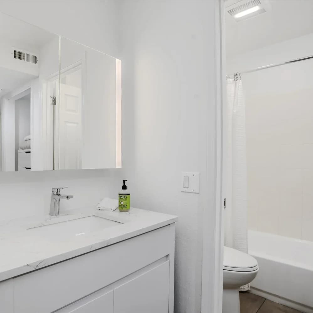 Detroit apartments for rent - image - 38-5777_Southfield_Fwy_Detroit_unit_111_015_oltsh9.webp
