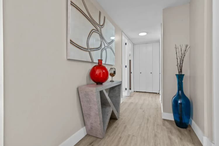 Detroit apartments for rent - image - North Park Towers - Hallway.webp