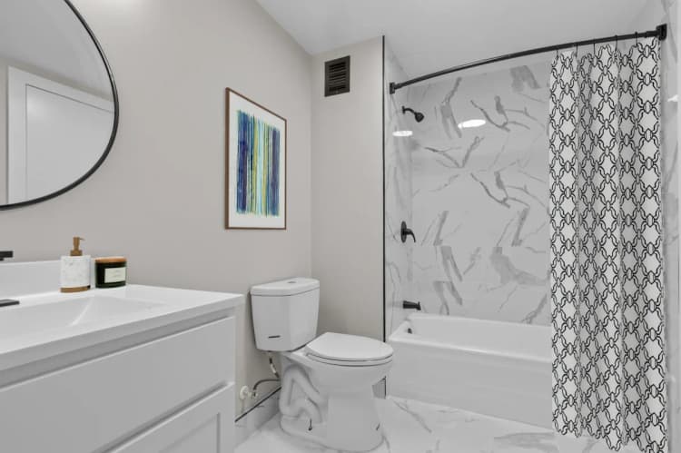 Detroit apartments for rent - image - North Park Towers - Bathroom.webp