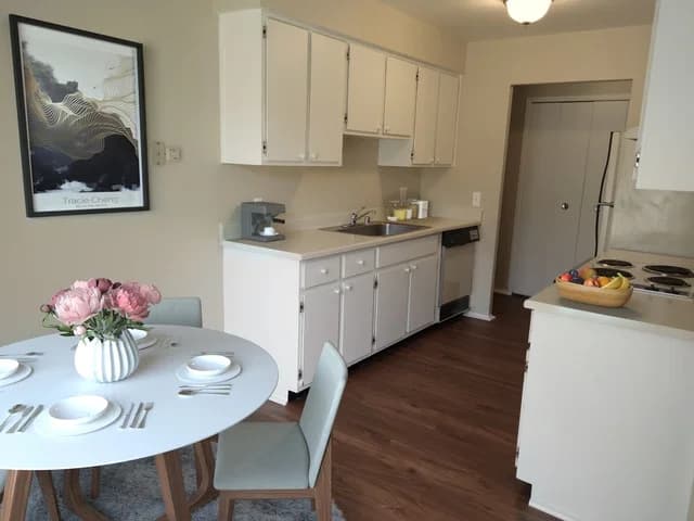 Detroit apartments for rent - image - Cambridge Square Apartments - Kitchen and Dining Area1.jpg