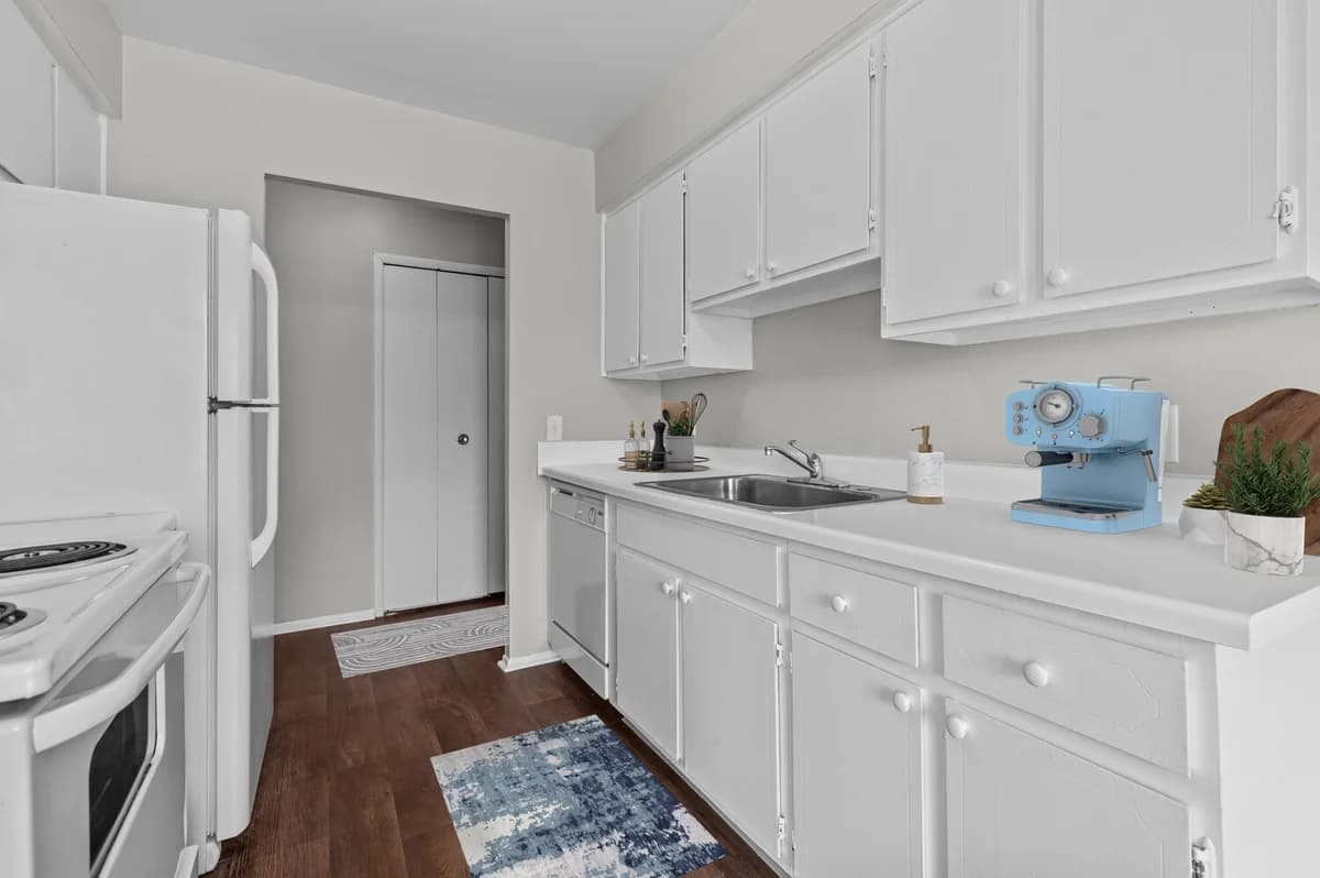 Detroit apartments for rent - image - Cambridge Square Apartments - Kitchen2.jpeg