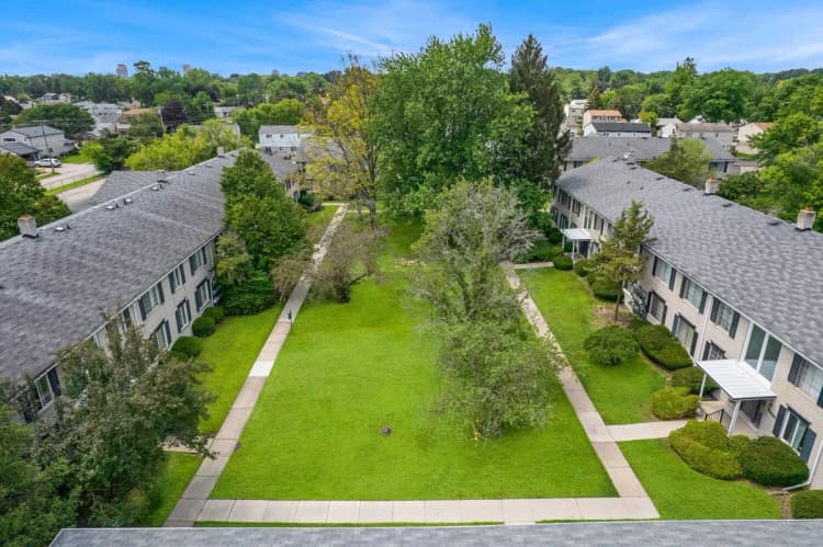 Detroit apartments for rent - image - Cambridge Square Apartments - Courtyard.jpg