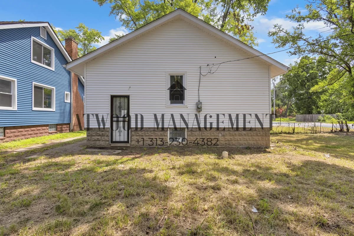 Detroit apartments for rent - Property image - 15811 Trinity St - 2